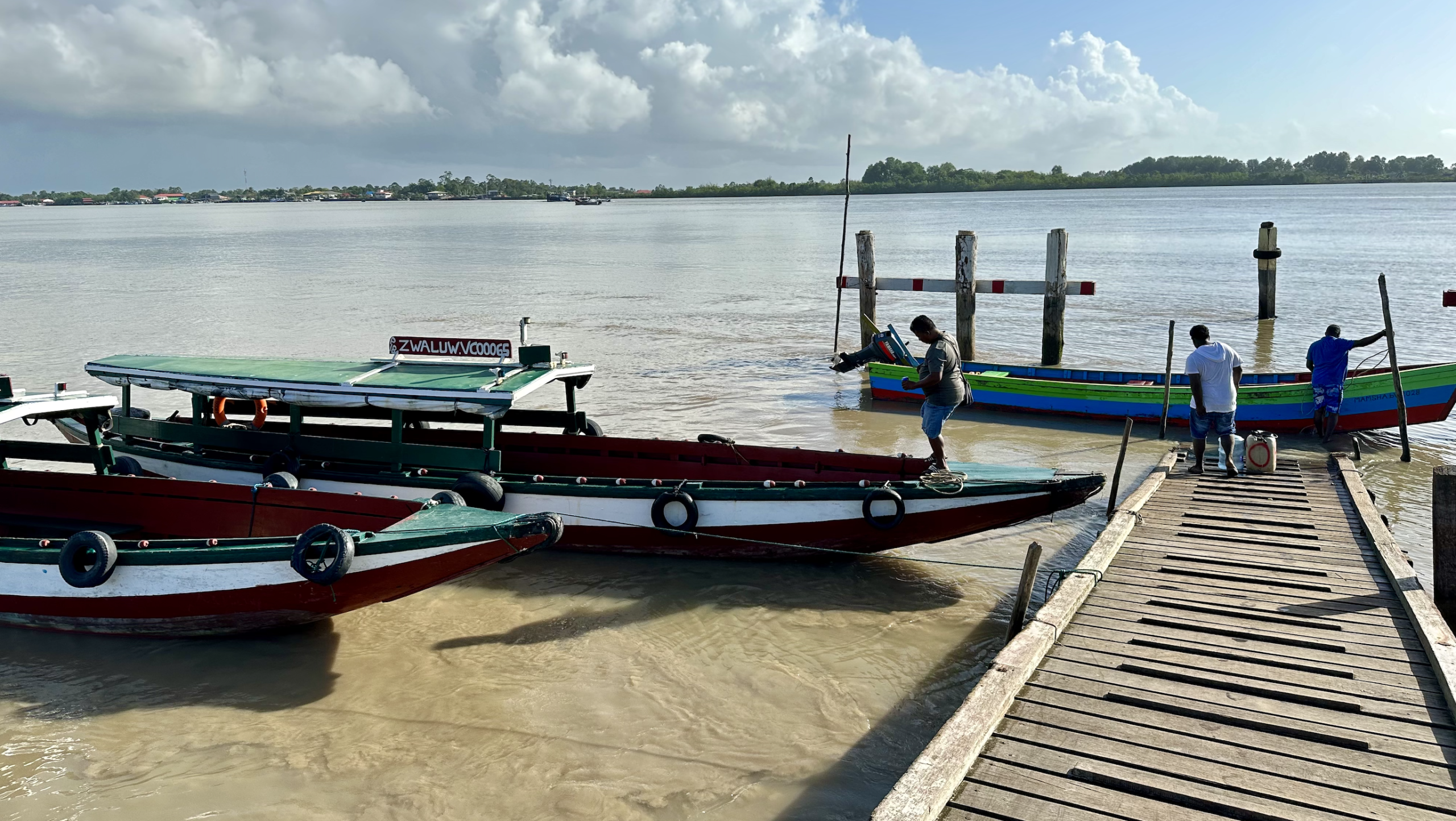 korjaal leonsberg suriname rivier