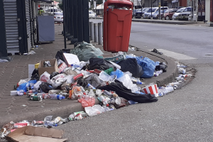 Toeristen gooiden zelf afval op straat tijdens Surinaams Oudejaarsfeest, zeggen omstanders