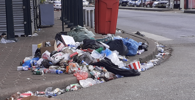 Toeristen gooiden zelf afval op straat tijdens Surinaams Oudejaarsfeest, zeggen omstanders