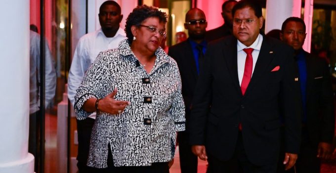 Santokhi ontvangt premier Mottley voor bespreking regionale samenwerking