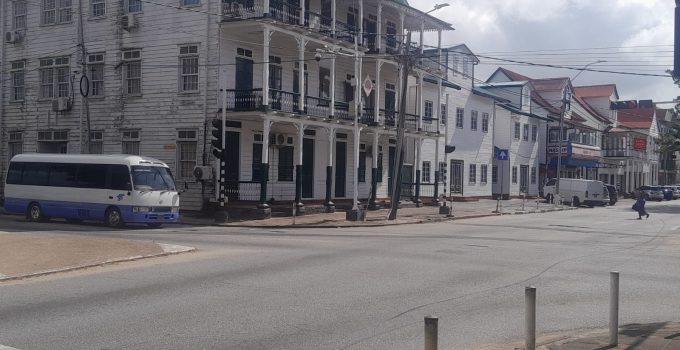 straat suriname paramaribo verkeer stad