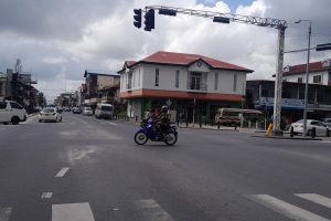 suriname paramaribo kruispunt verkeer brommer stoplicht