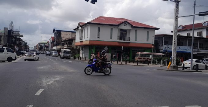 suriname paramaribo kruispunt verkeer brommer stoplicht