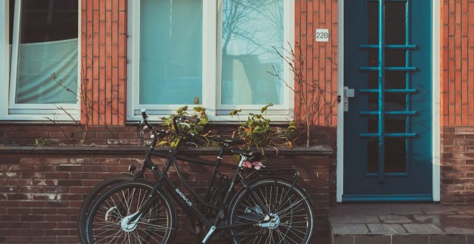 Jonge Surinamer in Nederland woont noodgedwongen met 5 mensen in klein huis