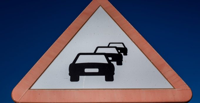 file verkeer auto weg straat