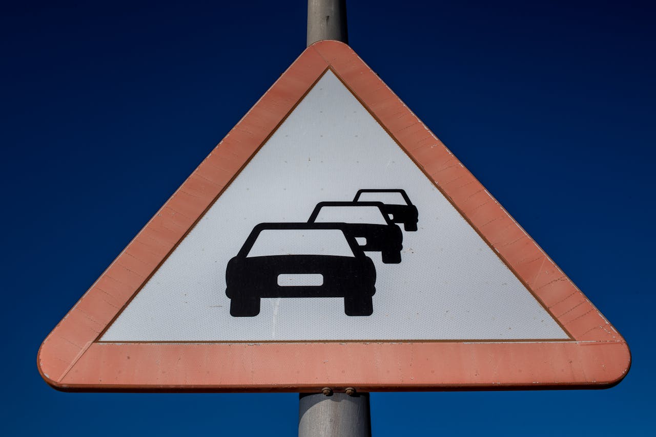 file verkeer auto weg straat