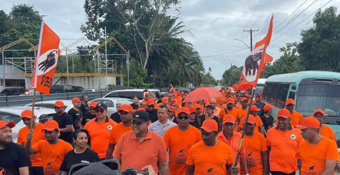 “A teng doro; de VHP is de partij van en voor Suriname. A bun wroko mus’ go doro!”