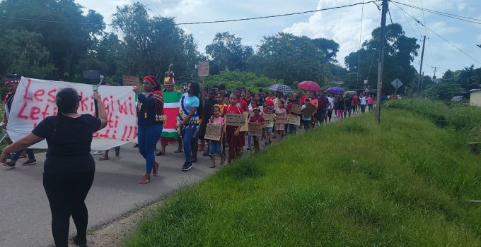 vreedzaam protest inheemsen apoera