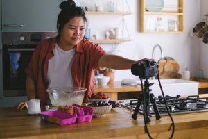 vrouw koken keuken eten