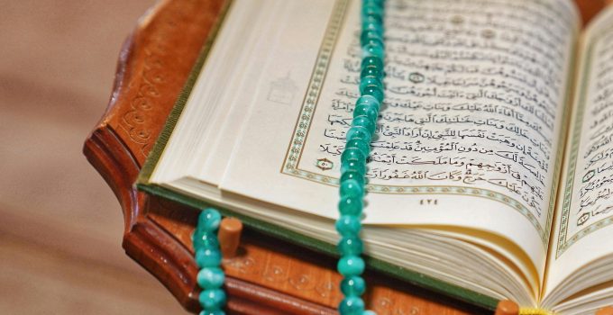 binnen Bijbel Koran moslim geloof religie