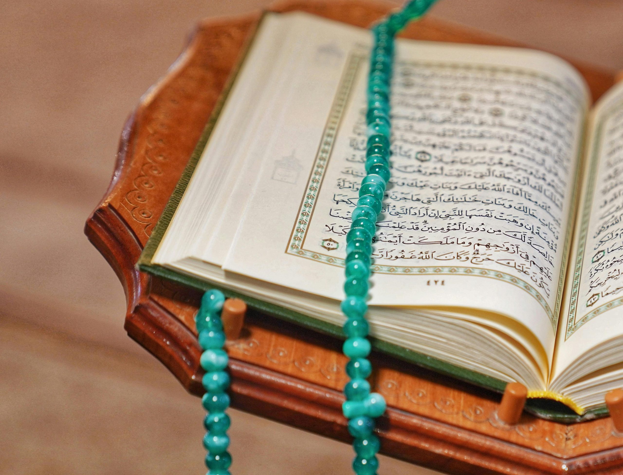 binnen Bijbel Koran moslim geloof religie