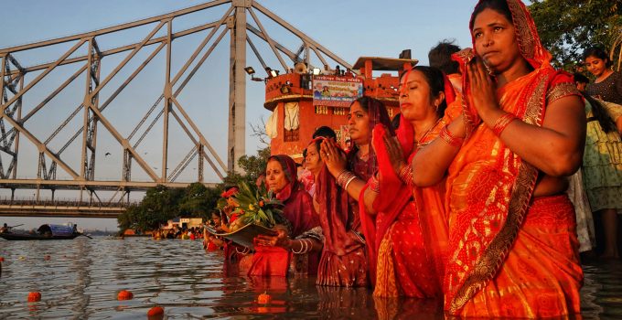 hindo ritueel bad in rivier indiaase vrouwen india