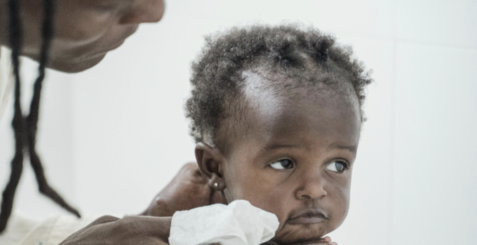 Surinamers blijven geloven in blauwsel en bosdokters, ondanks gebrek aan bewijs