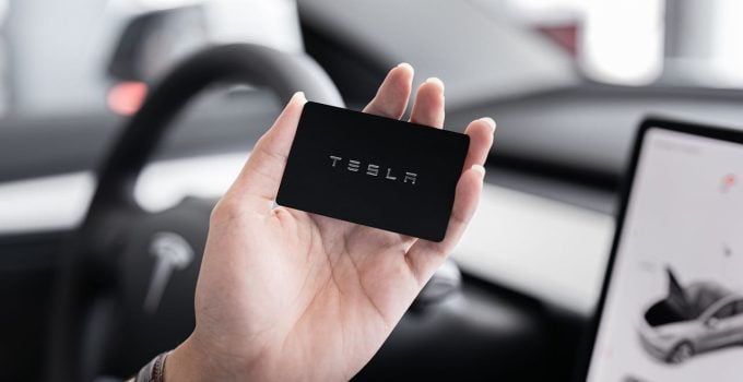 Surinaamse Tesla-rijder laat zich niet gek maken en blijft trouw aan merk