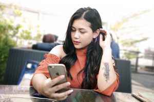 vrouw dame telefoon smartphone javaans tattoo