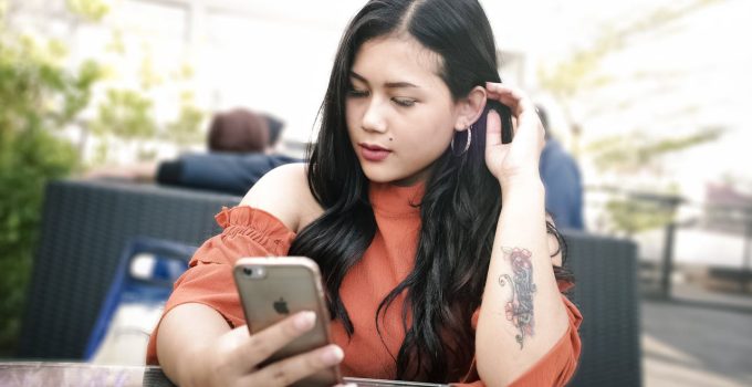 vrouw dame telefoon smartphone javaans tattoo