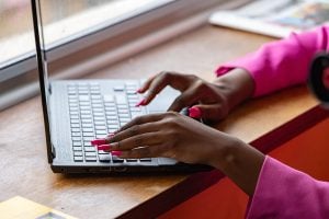 vrouw werken computer laptop nagels