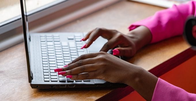 vrouw werken computer laptop nagels