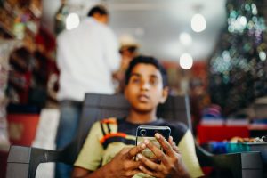 kind telefoon jongen